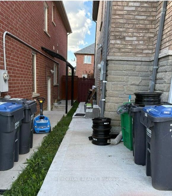 Property Photo:  18 Saint Eugene Street  ON L6Y 0K9 