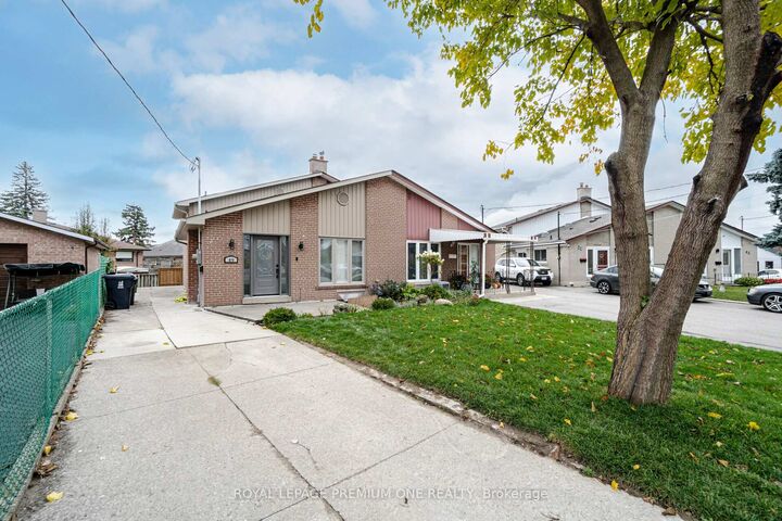 Property Photo:  49 Gulfstream Road E  ON M9M 1S4 