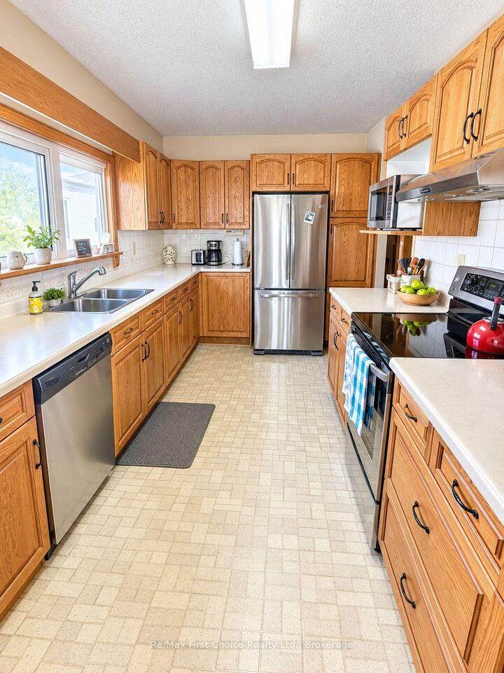 Property Photo:  248 Third St Street E  ON P9A 1P8 