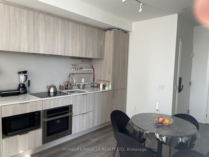 Property Photo:  28 Ann Street 1411  ON L5G 0E1 