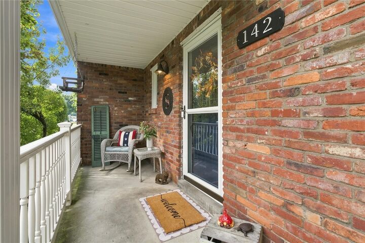 Property Photo:  142 Kelvington Dr  PA 15146 