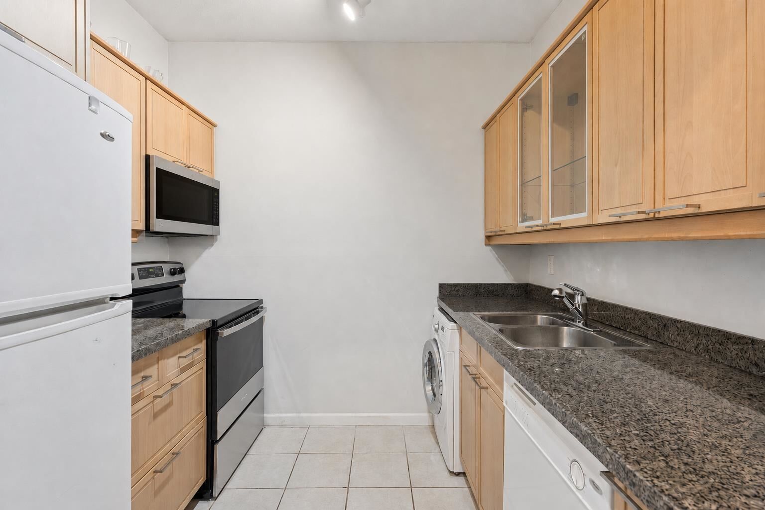Property Photo:  827 W 16th Street 304  BC V7P 1R2 