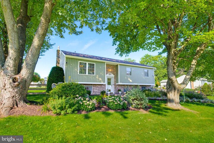 Property Photo:  8 Cliffwood  PA 17566 