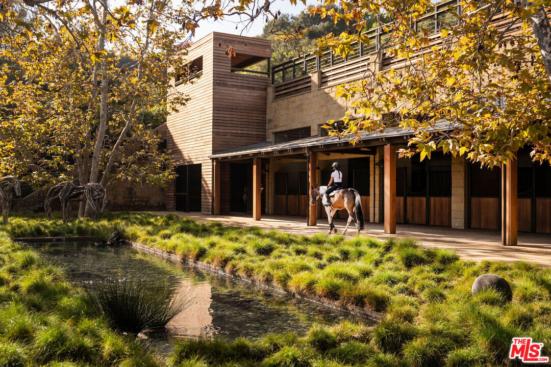 Property Photo:  1680 Old Oak Rd  CA 90049 