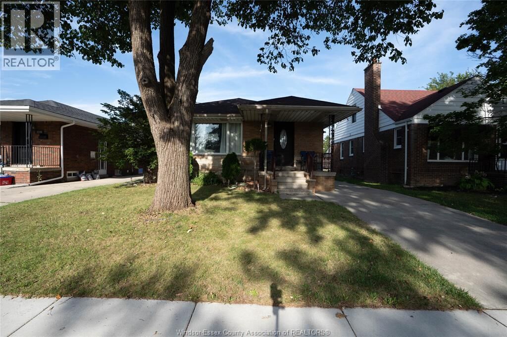 Property Photo:  2250 Woodlawn Avenue  ON N8W 2H3 