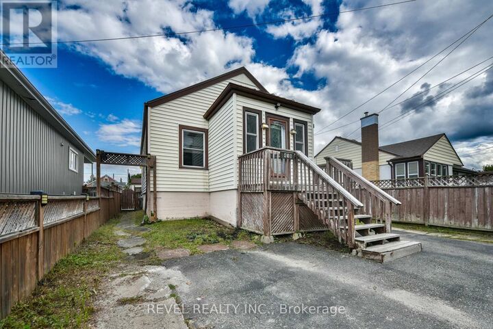 Property Photo:  418 Maple Street South  ON P4N 1Z8 