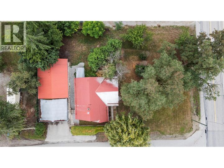 Property Photo:  2970 30 Street Northeast  BC V1E 3G7 
