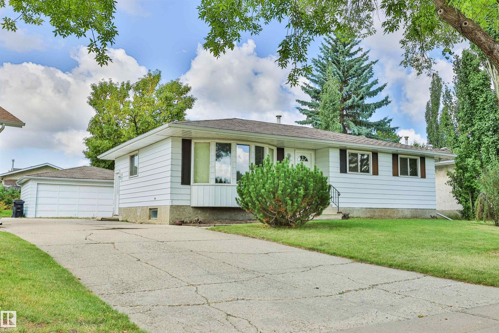 Property Photo:  9 Hawkins Crescent  AB T8A 3P1 