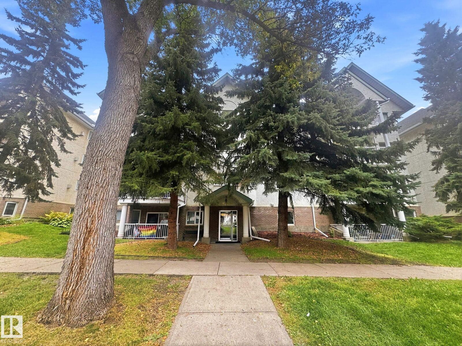 Property Photo: 9926 80 Avenue NW 18 AB T6E 6L5
