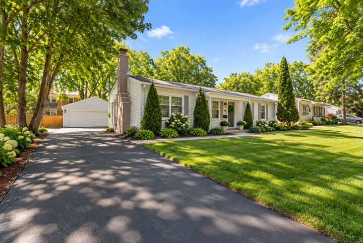 Property Photo: 44 Briar Lane IL 60134