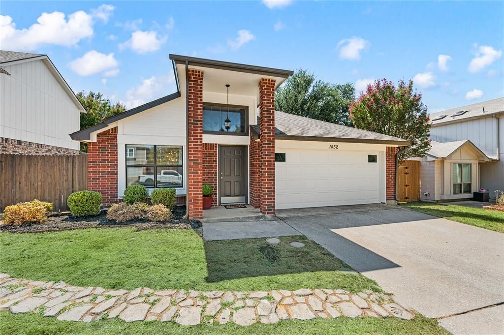 Property Photo: 1432 Thistlewood Lane TX 76051
