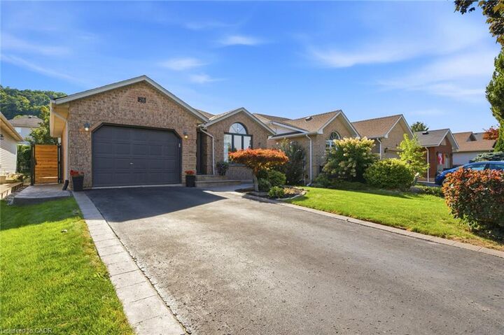 Property Photo:  28 Colonial Crescent  ON L3M 5H3 