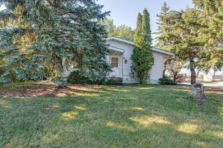 Property Photo:  517 Royal Drive  AB T0M 2C0 