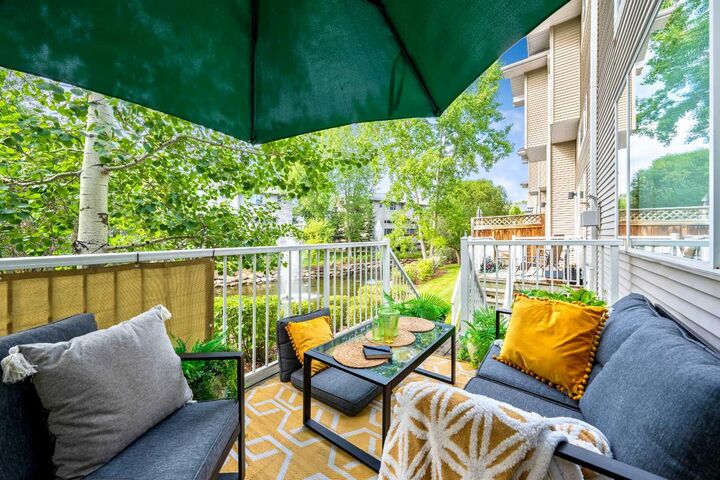 Property Photo: 190 Inglewood Grove SE AB T2G 5R4