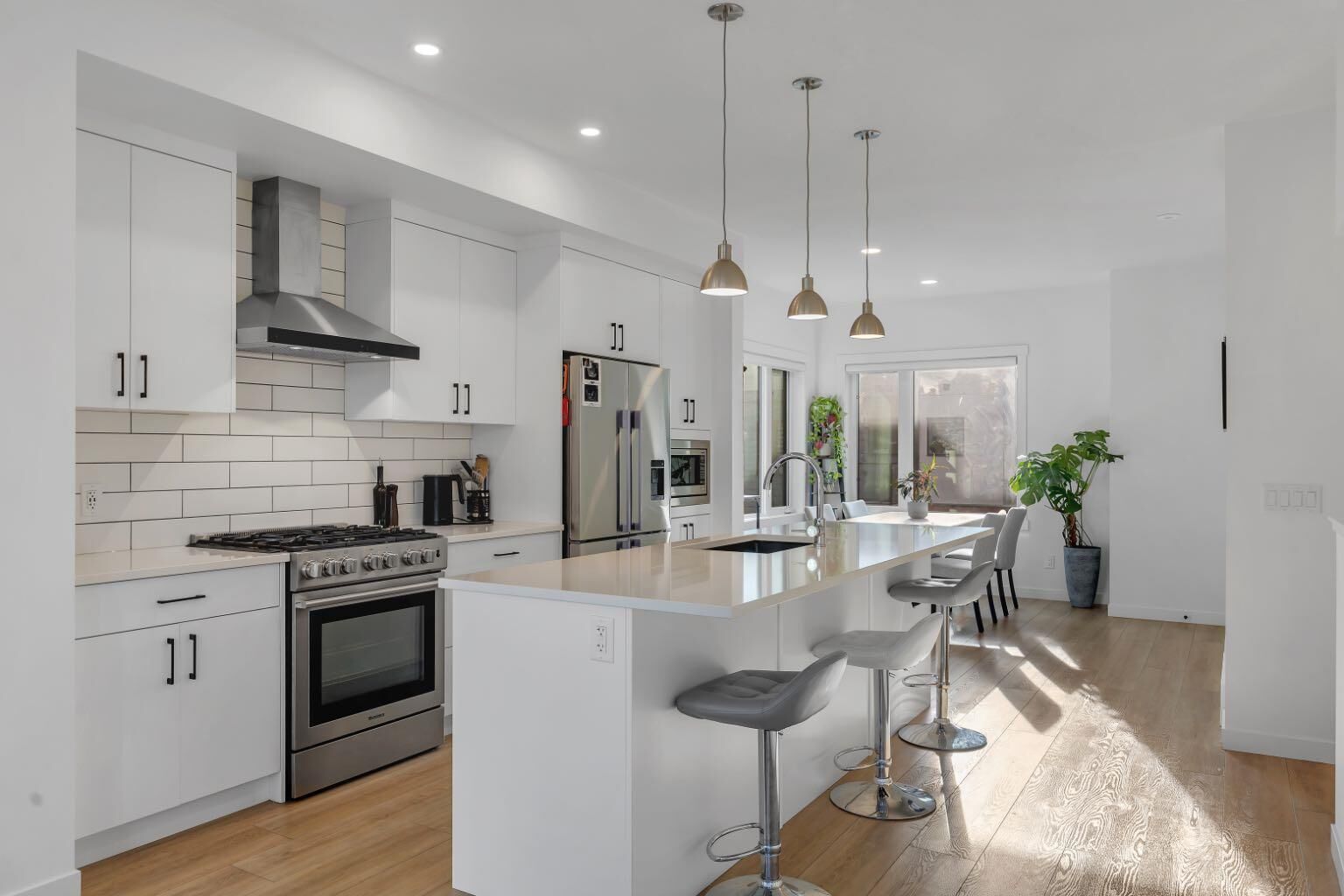 Property Photo:  213 Greenbriar Common NW  AB T3B 6J3 