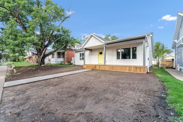 Property Photo:  452 Cambridge Street SE  AB T1A 0T2 