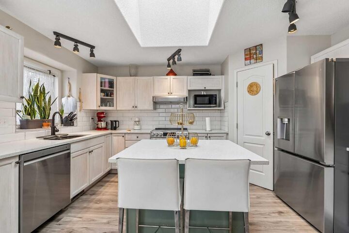 Property Photo:  1420 Meadowbrook Drive SE  AB T4A 2B4 