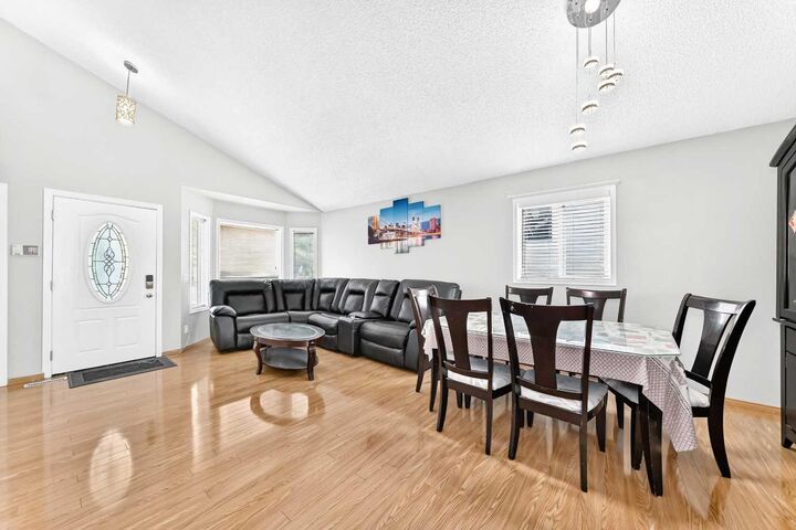 Property Photo:  131 Applewood Drive SE  AB T2A 7P8 