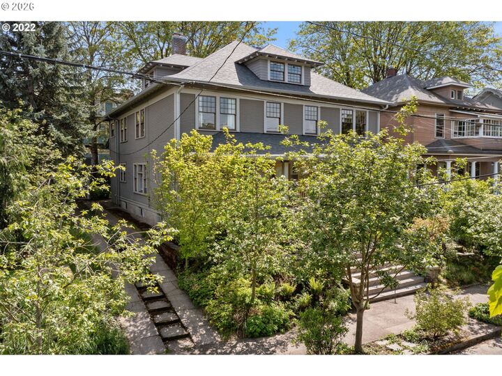 Property Photo:  2106 SE Main St  OR 97214 