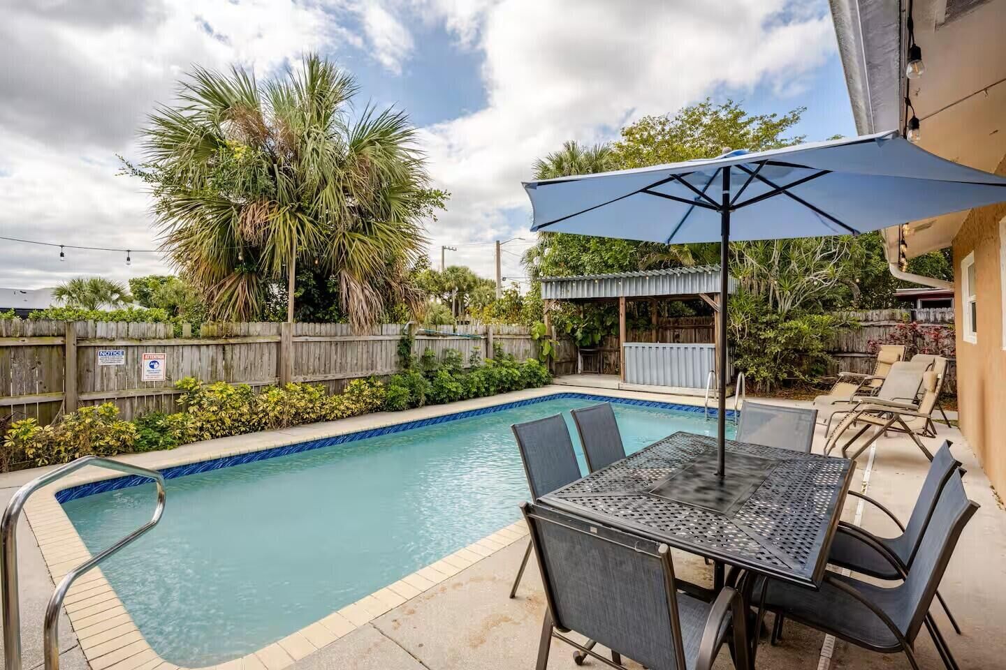 Property Photo: 6528 Country Wood Way FL 33484