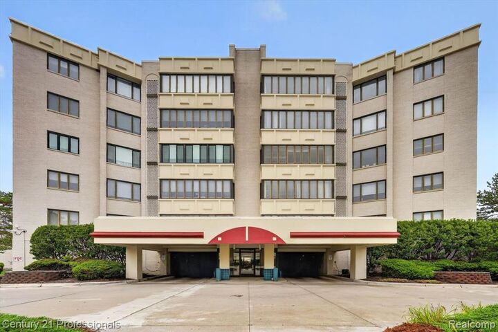 Property Photo:  43000 12 Oaks Crescent Drive 4022  MI 48377 