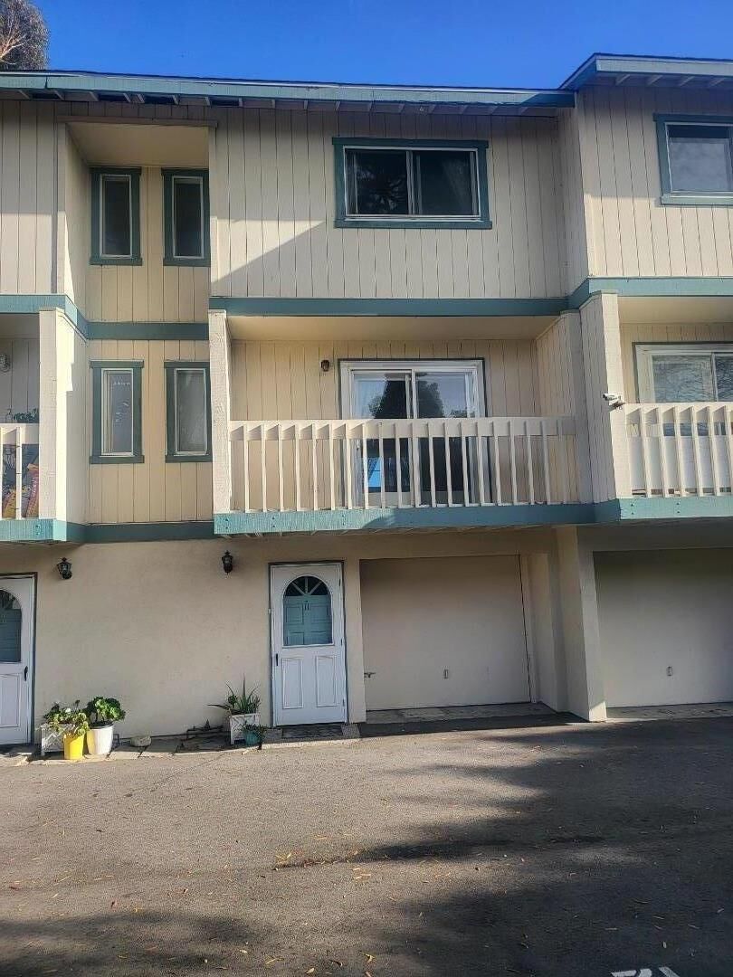 Property Photo: 420 Dela Vina Avenue 11 CA 93940