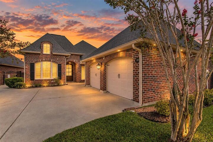 Property Photo: 902 S Yorkshire Circle S LA 70605