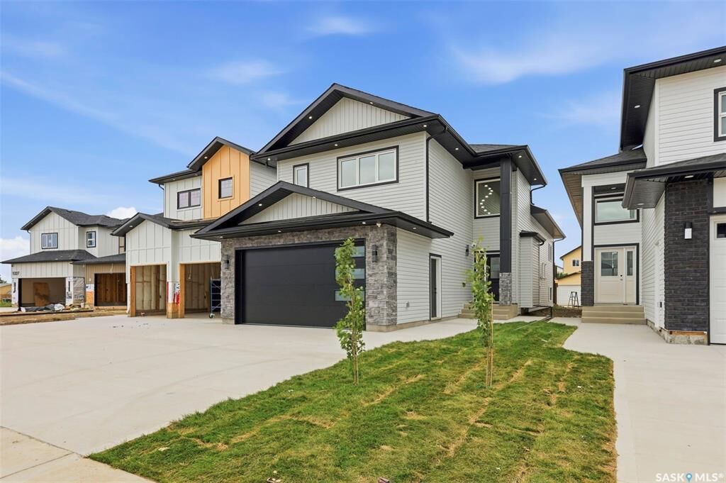 Property Photo: 1215 Nightingale Terrace SK S7L 7R6