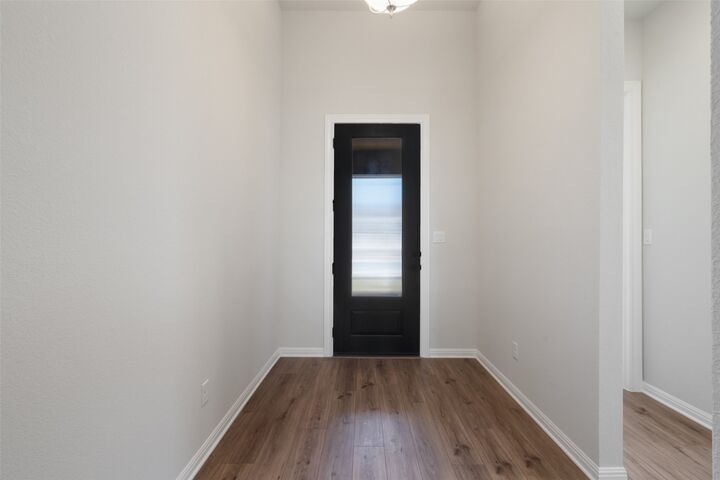 Property Photo: 556 Redding Way TX 78633