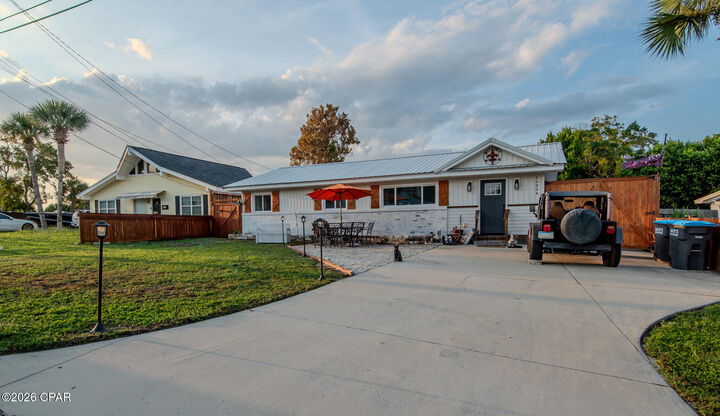 Property Photo: 16804 Innocente Avenue FL 32413