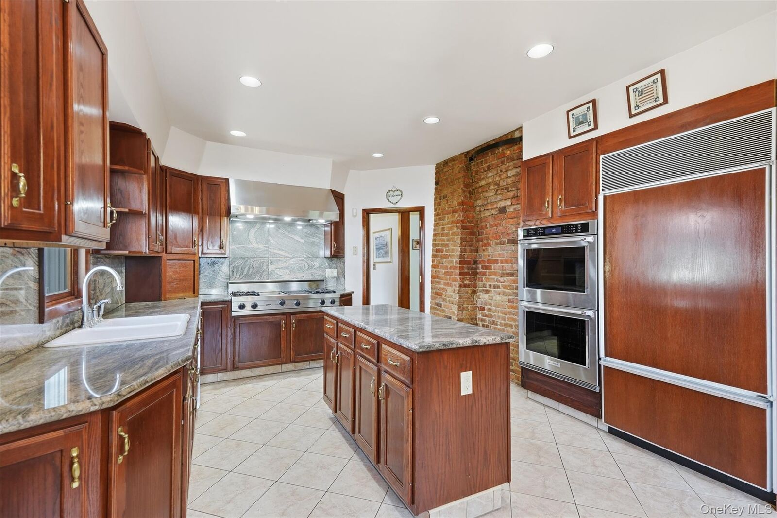 Property Photo:  5 Woodland Place  NY 10606 