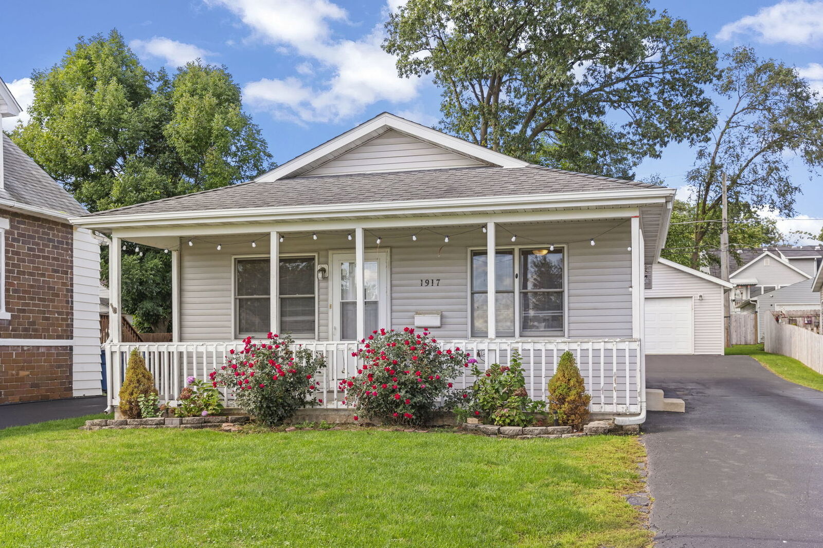 Property Photo:  1917 N Hickory Street  IL 60403 