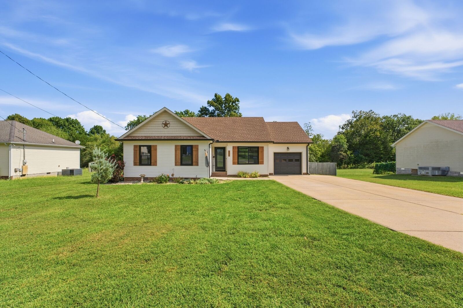 Property Photo: 1524 Joanne Cir TN 37091