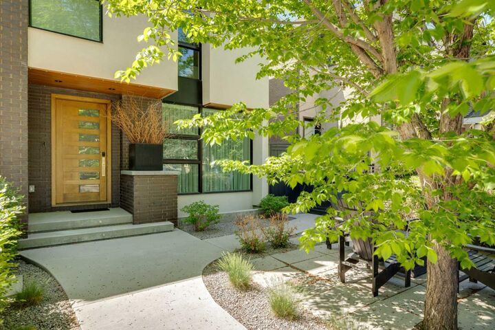 Photo de la propriété:  3813 1A Street SW  AB T2S 1R4 