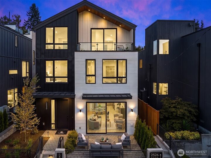 Property Photo:  2530  30th Avenue W  WA 98199 