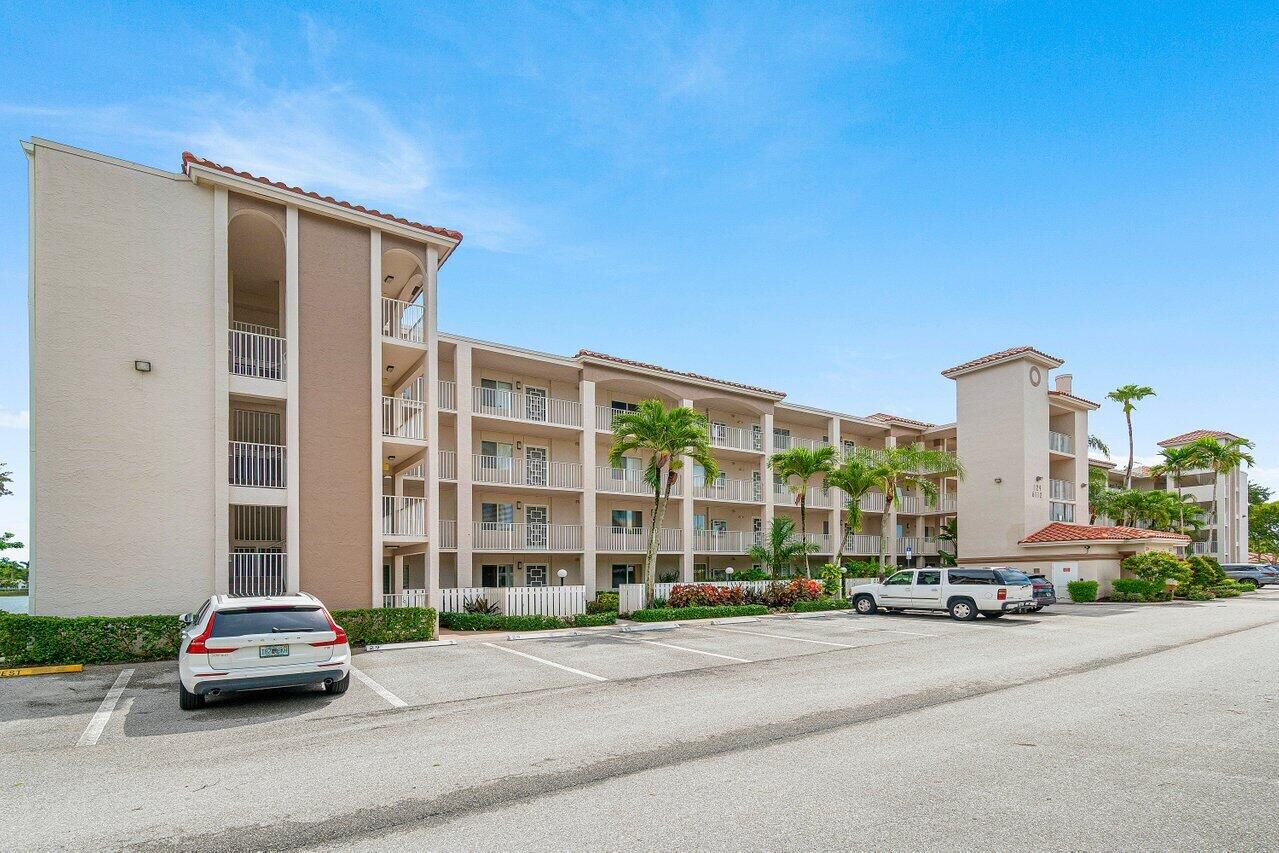 Property Photo: 6112 Huntwick Terrace 102 FL 33484