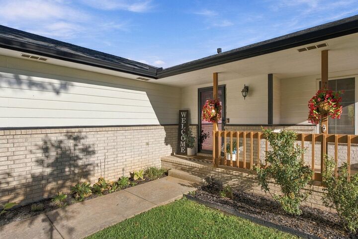 Property Photo: 126 E Creekstone St KS 67110-9283