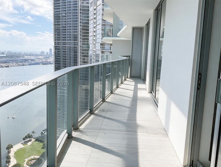 Property Photo: 77 SE 5th St 4003 FL 33131