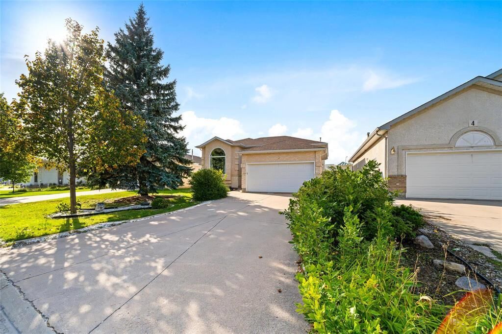 Property Photo:  8 Meadowcrest Bay  MB R2V 4G9 