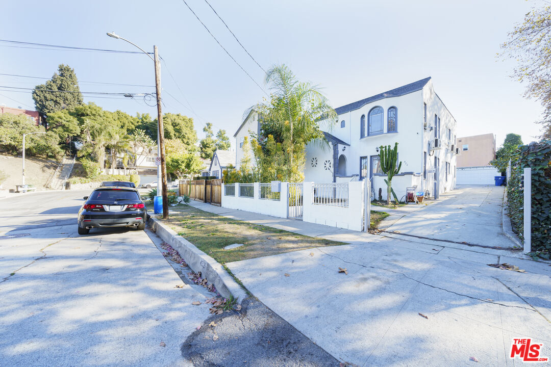 Property Photo:  424 N Reno St, Unit 424  CA 90026 