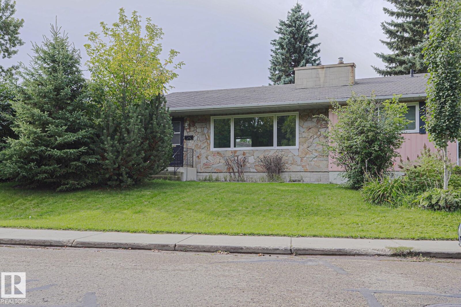 Property Photo:  5807 48B Avenue  AB T4V 0L9 