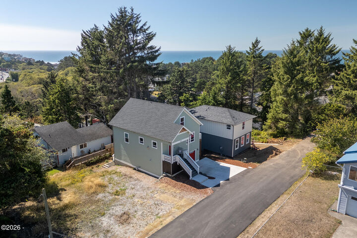 Property Photo:  784 SW 28th Court  OR 97367 
