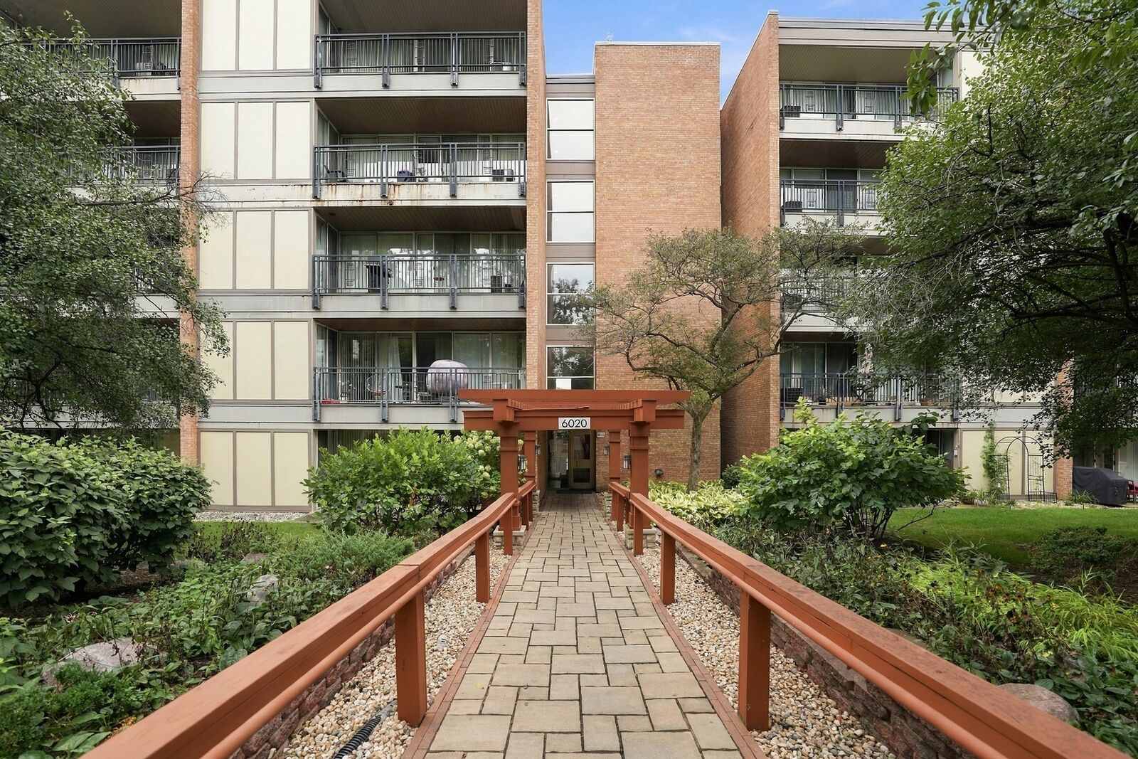 Property Photo:  6020 Oakwood Drive 4A  IL 60532 
