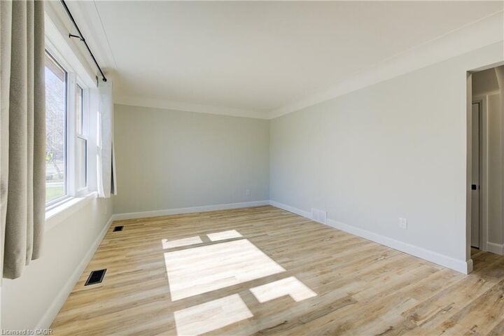 Property Photo:  320 Highland Road E Main  ON N2M 3W4 