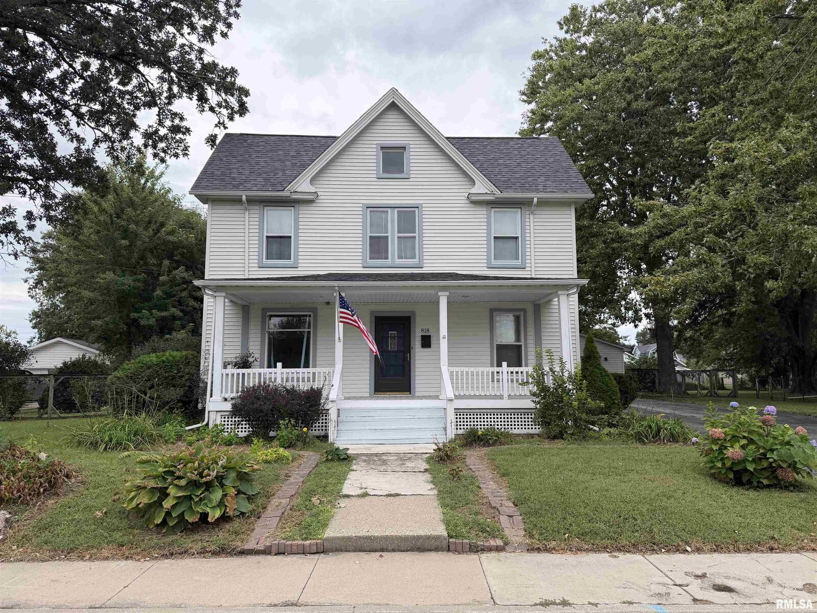 Property Photo:  818 Maple Avenue  IL 61401 
