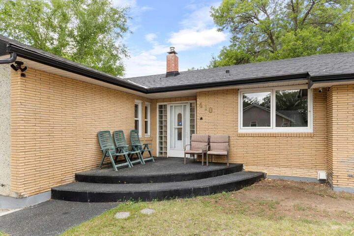 Property Photo:  410 4 Avenue SW  AB T1A 4Z9 