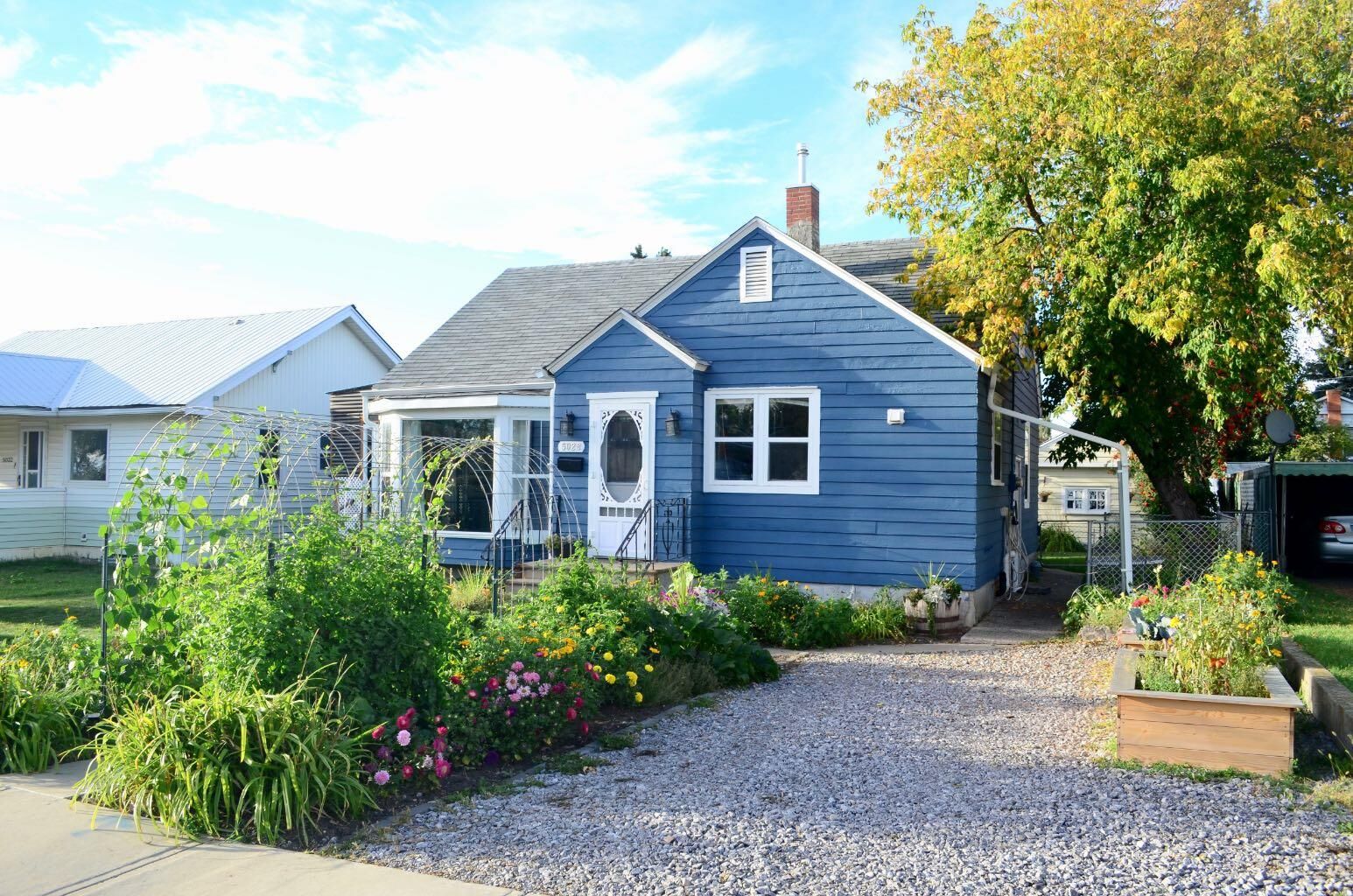 Property Photo:  5028 44 Street  AB T4G 1L5 