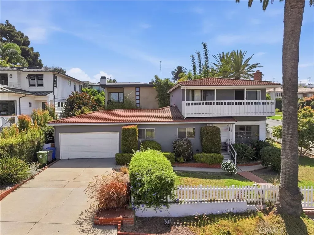 Property Photo: 214 S Poinsettia Avenue CA 90266