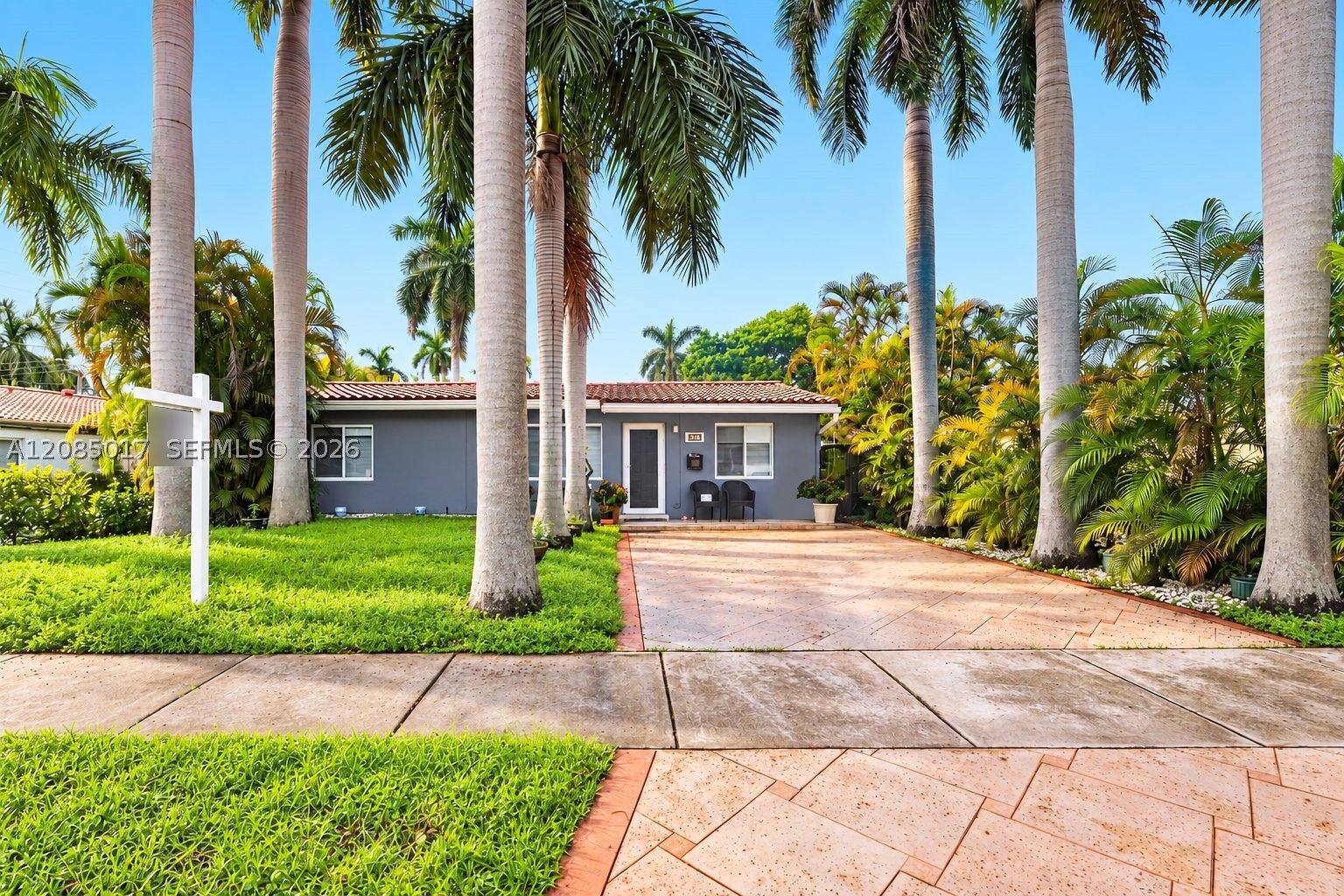 Property Photo:  918 NE 4th St  FL 33009 