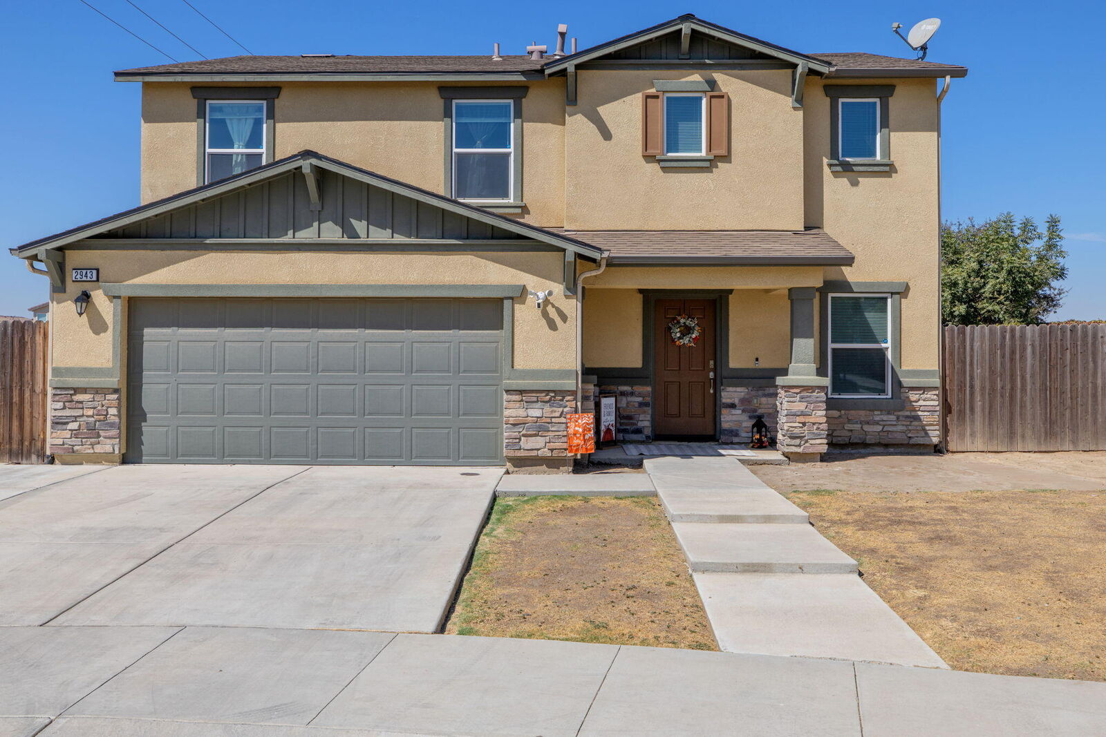 Property Photo: 2943 N Clay Court CA 93291